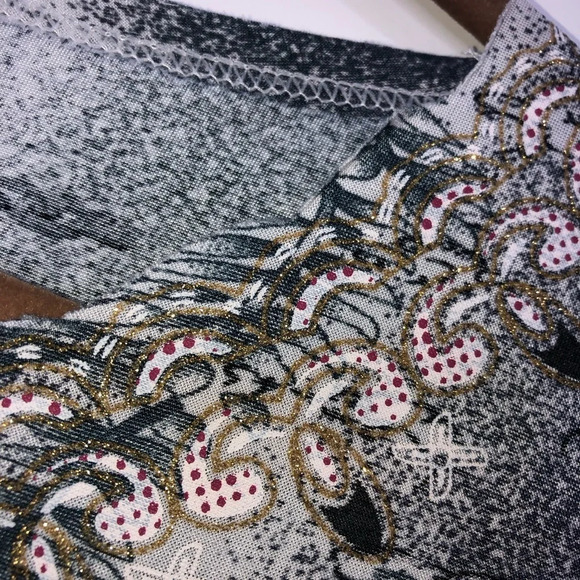 5/$25
Top L Grey Black Roses Silver Sparkle Short Sleeve T-shirt Style - Picture 7 of 11